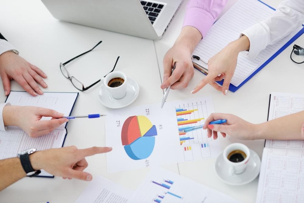 Nhóm làm việc cùng phân tích biểu đồ và tài liệu kế hoạch marketing